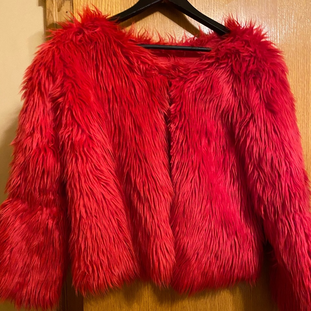 CROPPED FAUX FUR JACKET IN RED
